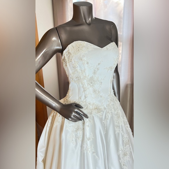 David’s bridal style WG3627 ivory corset back ball gown. - Picture 5 of 9